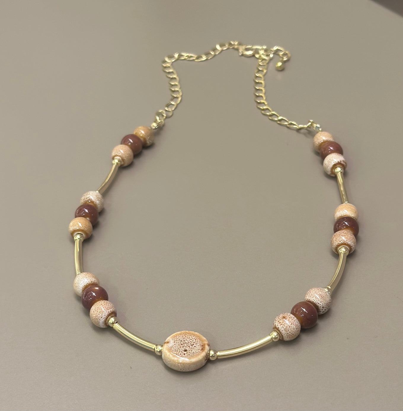 Collar cafe ceramica y palitos de oro