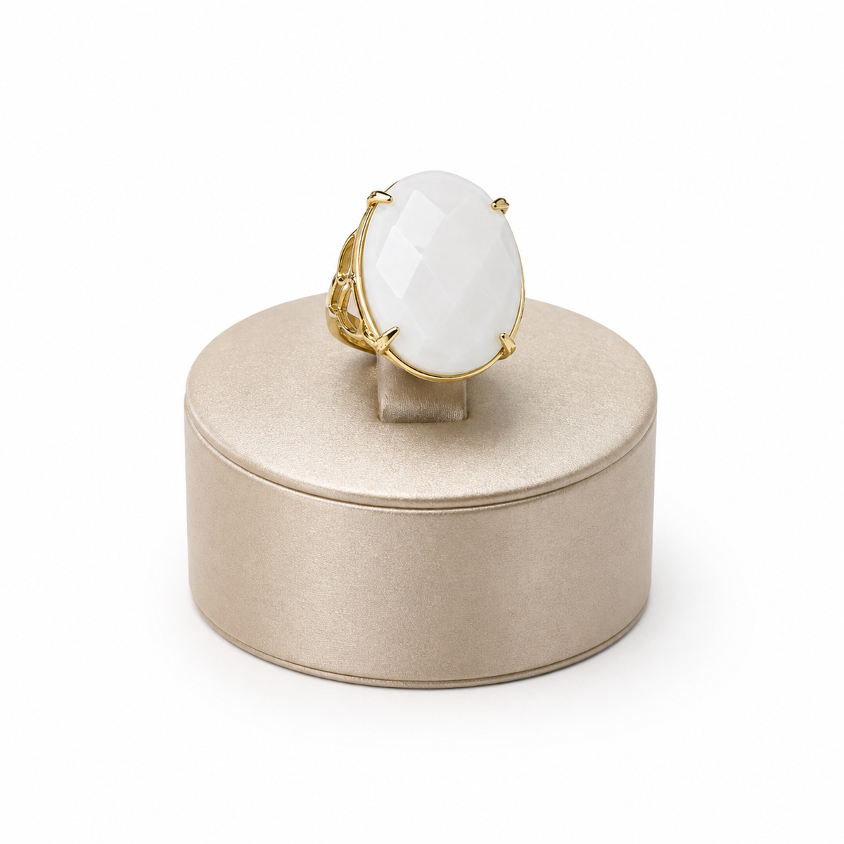 Anillo White dorado con piedra blanca efecto nacarado