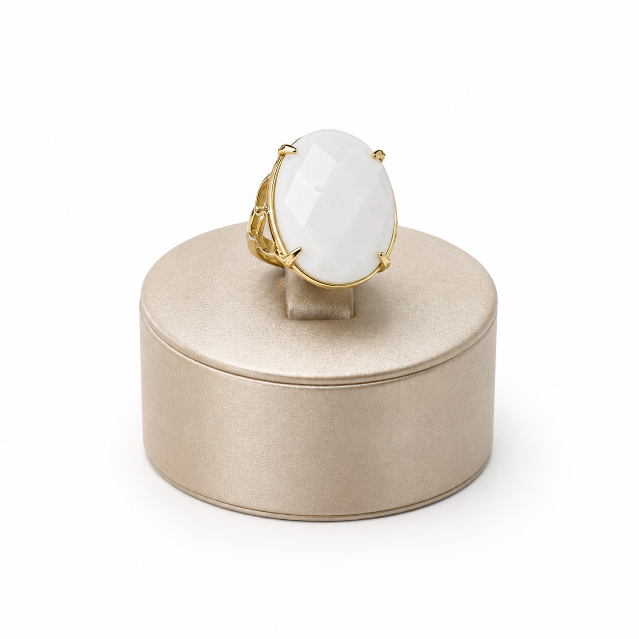 Anillo White dorado con piedra blanca efecto nacarado