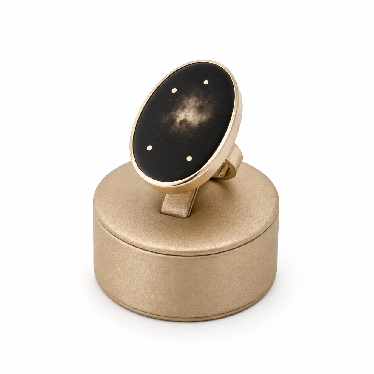 Anillo artesanal MCJoyas de alpaca ajustable, con cacho ovalado y detalle de constelación plateada