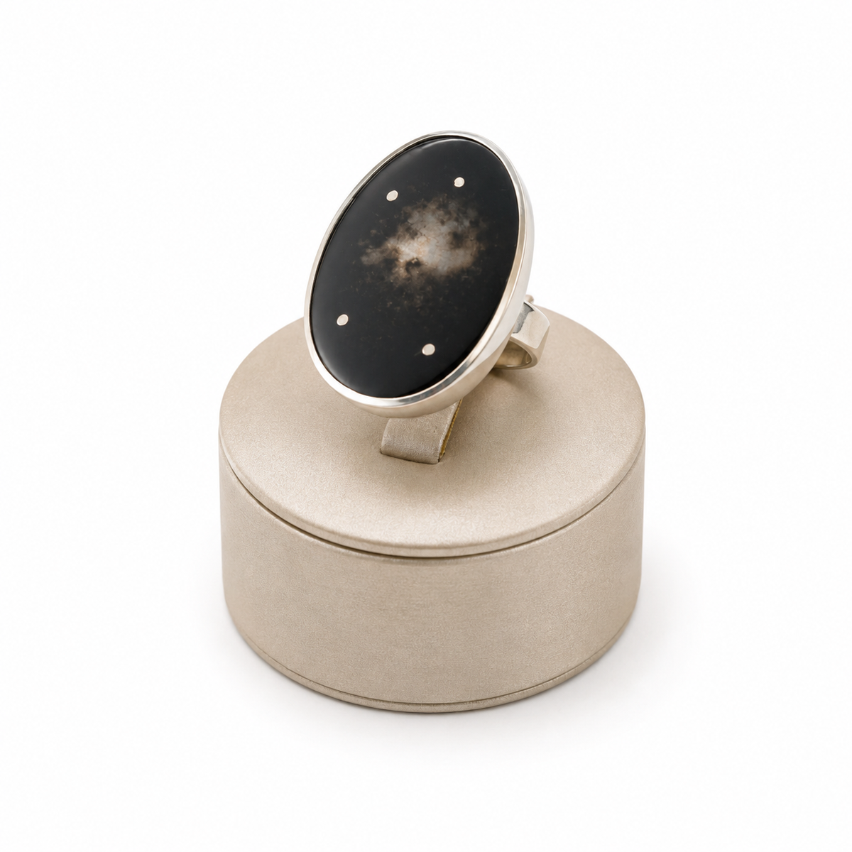 Anillo artesanal MCJoyas de alpaca ajustable, con cacho ovalado y detalle de constelación plateada1