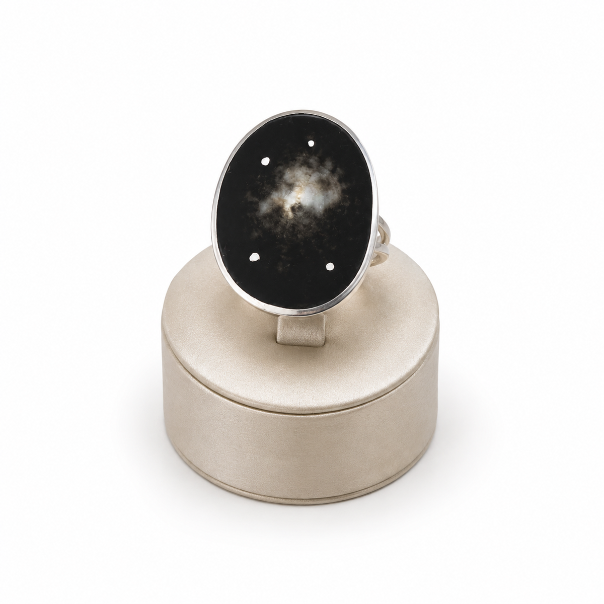 Anillo artesanal MCJoyas de alpaca ajustable, con cacho ovalado y detalle de constelación plateada2