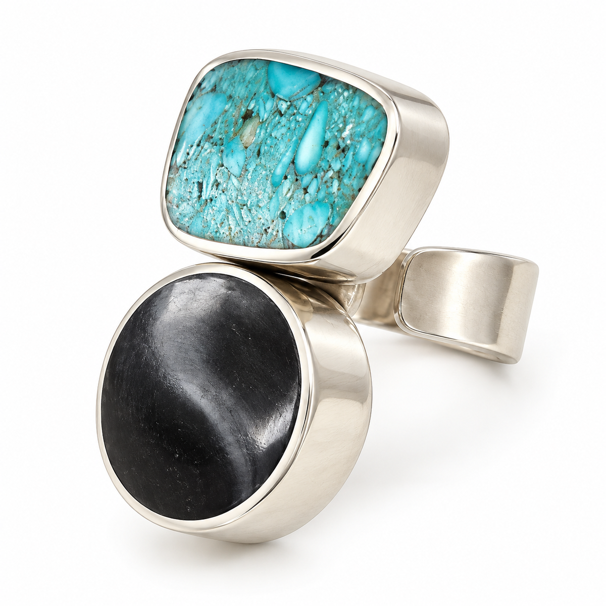 Anillo artesanal MCJoyas de alpaca ajustable, con turquesa cruda y cacho