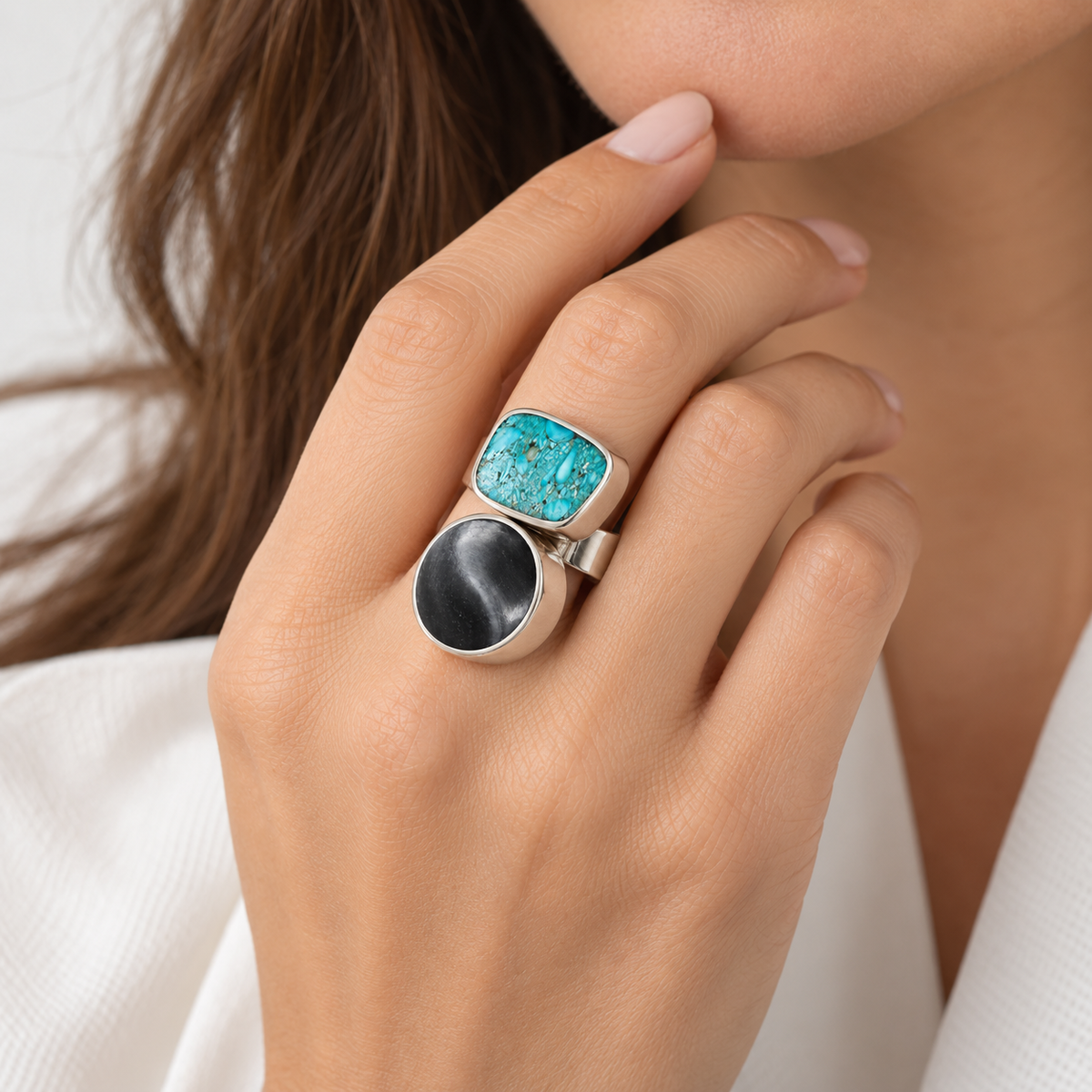 Anillo artesanal MCJoyas de alpaca ajustable, con turquesa cruda y cacho puesto