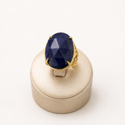 Anillo enchapado en oro de 18K con gema azul profunda y diseño calado dorado