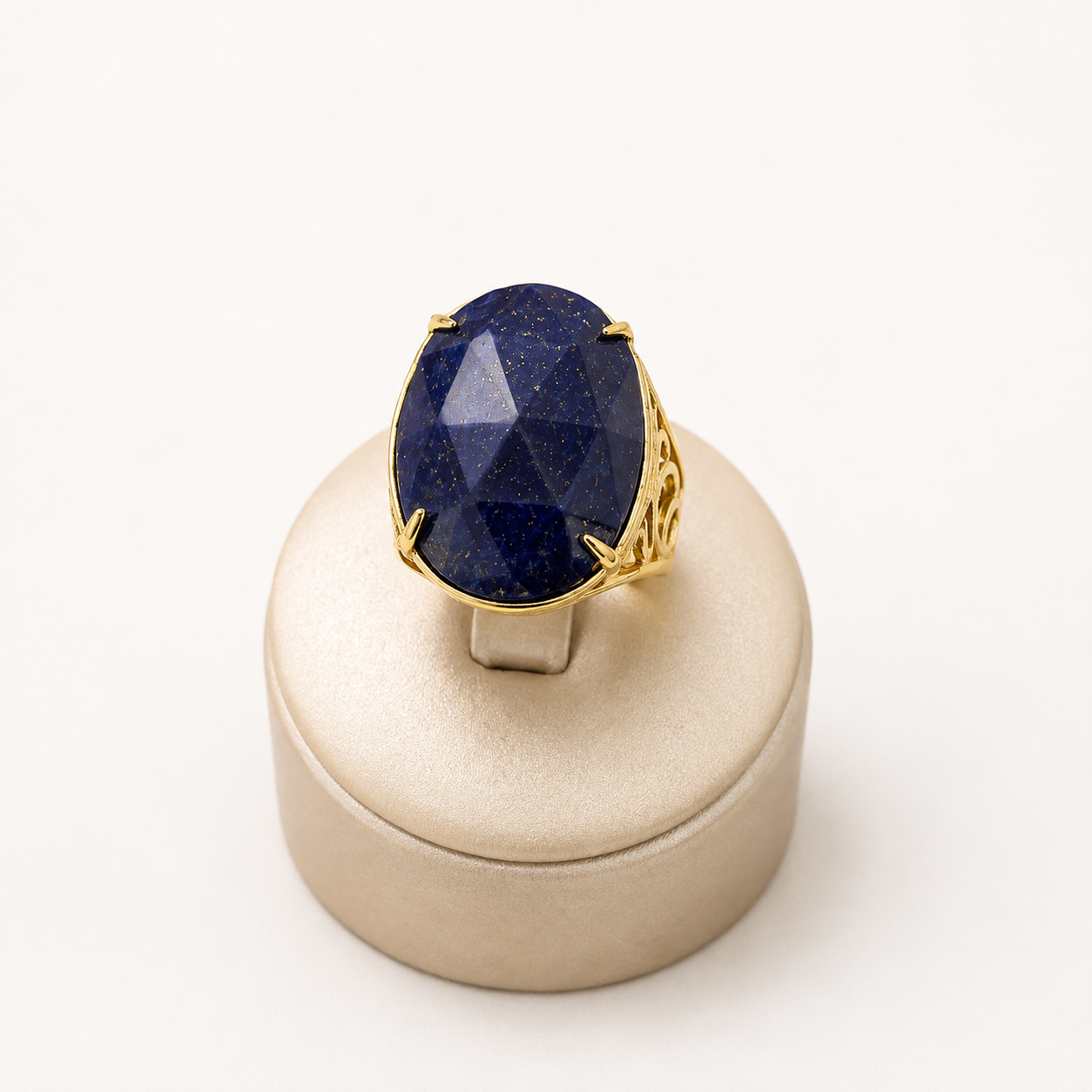 Anillo enchapado en oro de 18K con gema azul profunda y diseño calado dorado