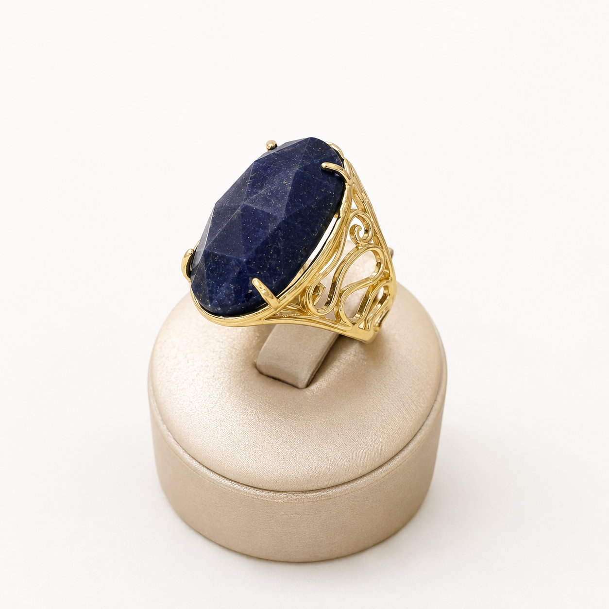 Anillo enchapado en oro de 18K con gema azul profunda y diseño calado dorado1