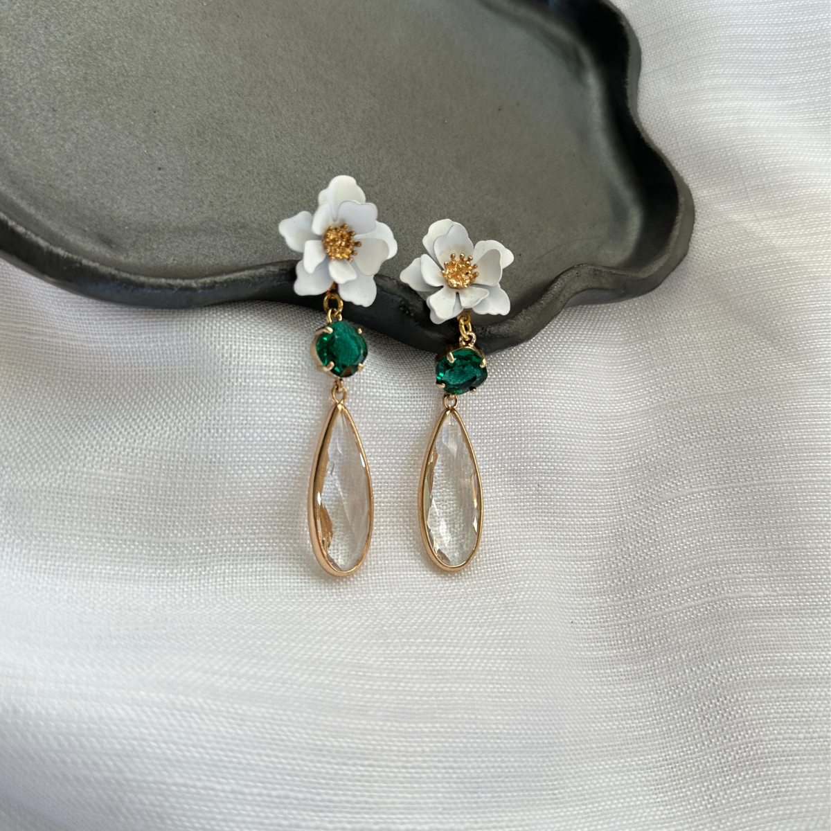 Aro base flor blanca cristal verde y lagrima transparente1