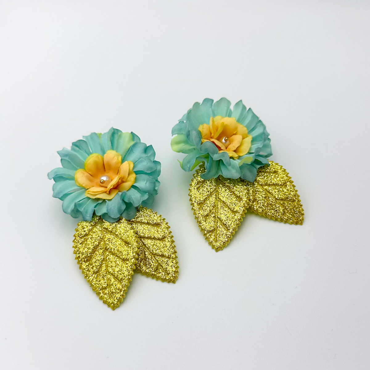 Aro base flor en tela y hojas con brillos 