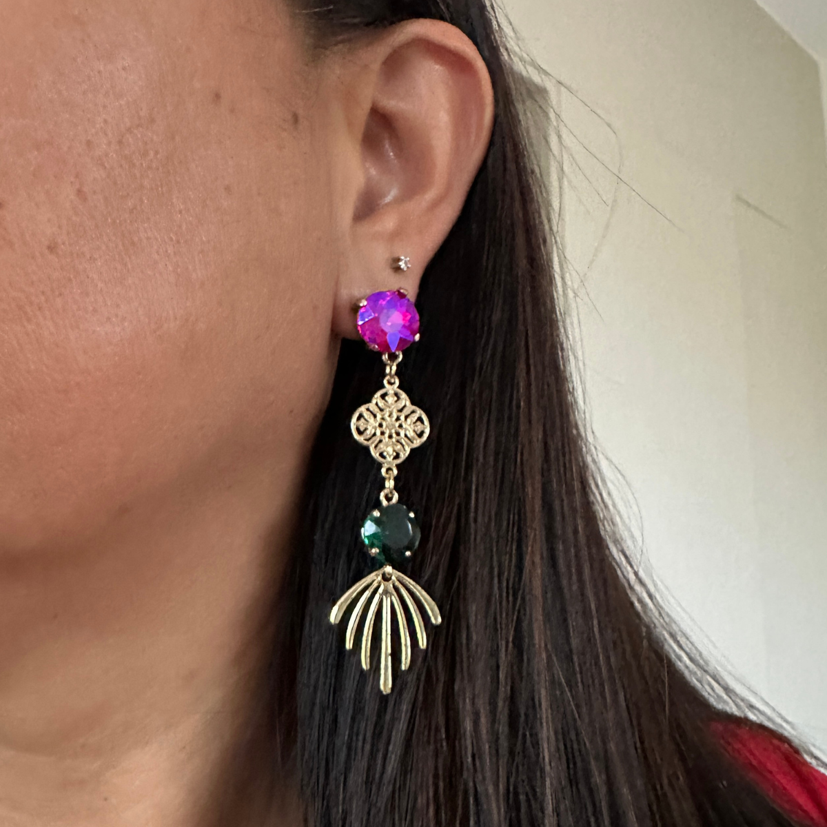 Aro base fucsia calado dorado cristal verde y garrita dorada puestos