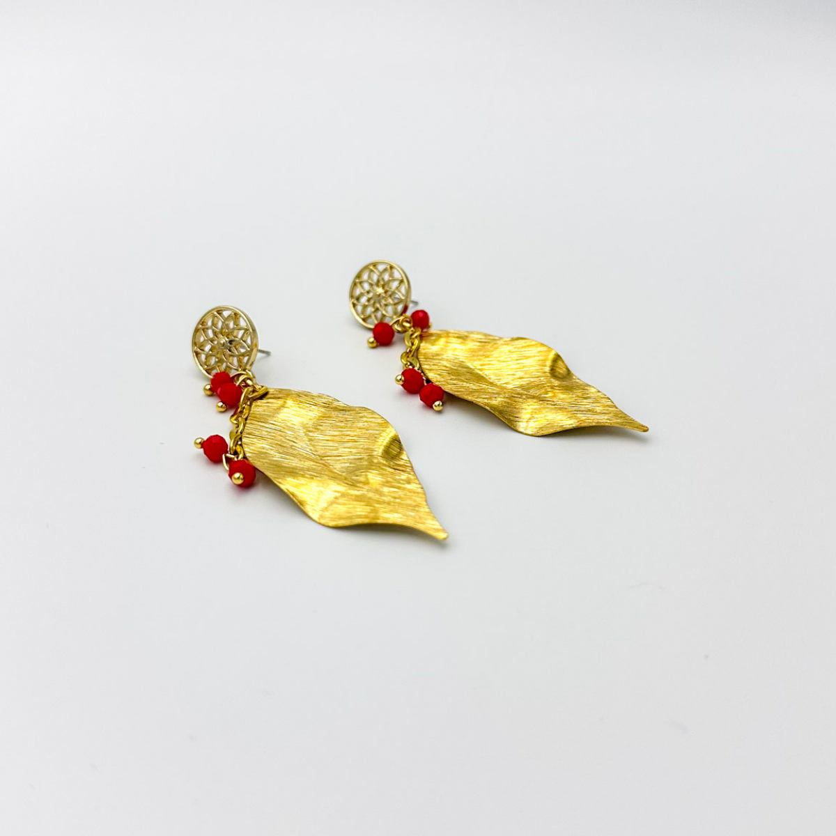 Aro base metal con hoja metalica acompañada de cristales rojos