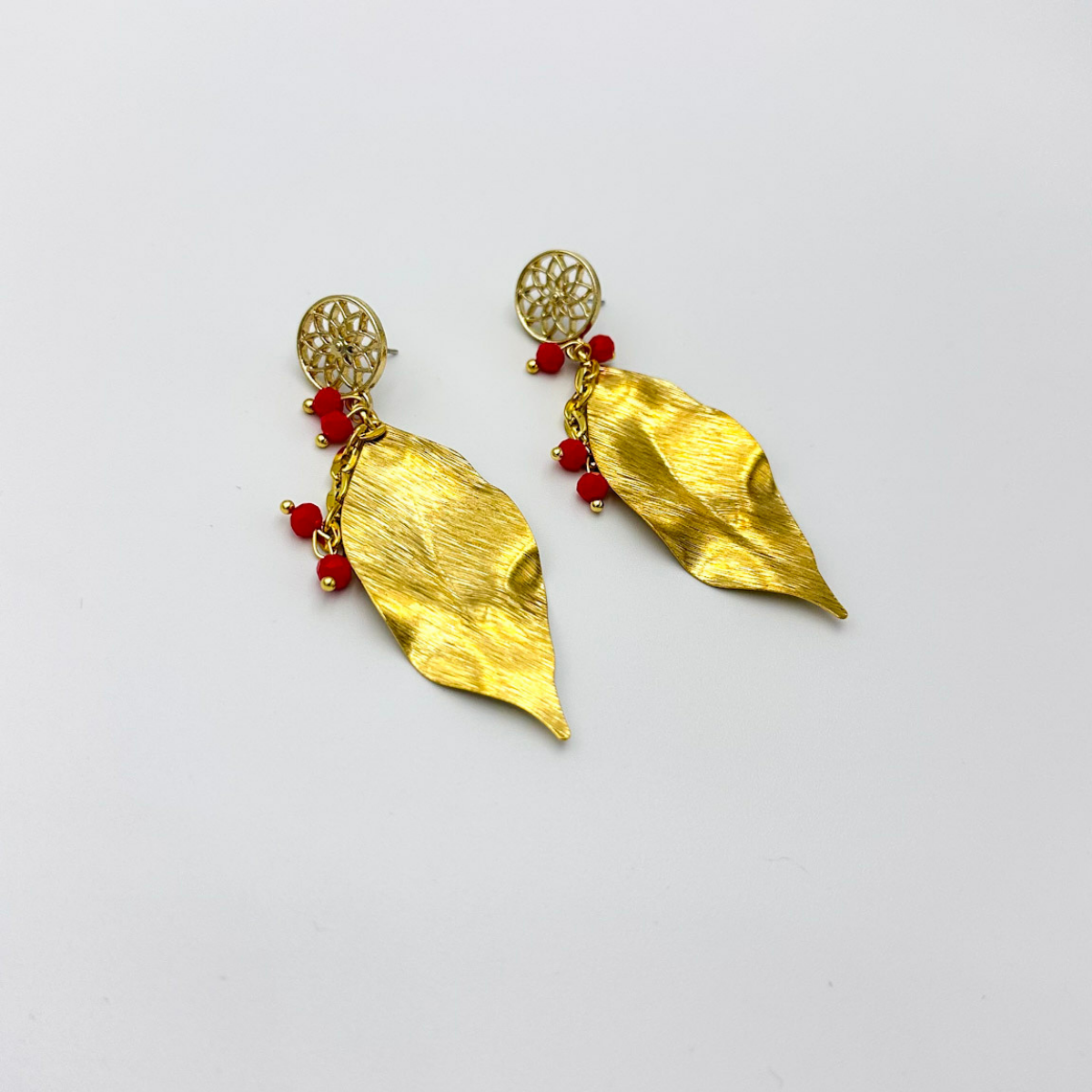 Aro base metal con hoja metalica acompañada de cristales rojos1