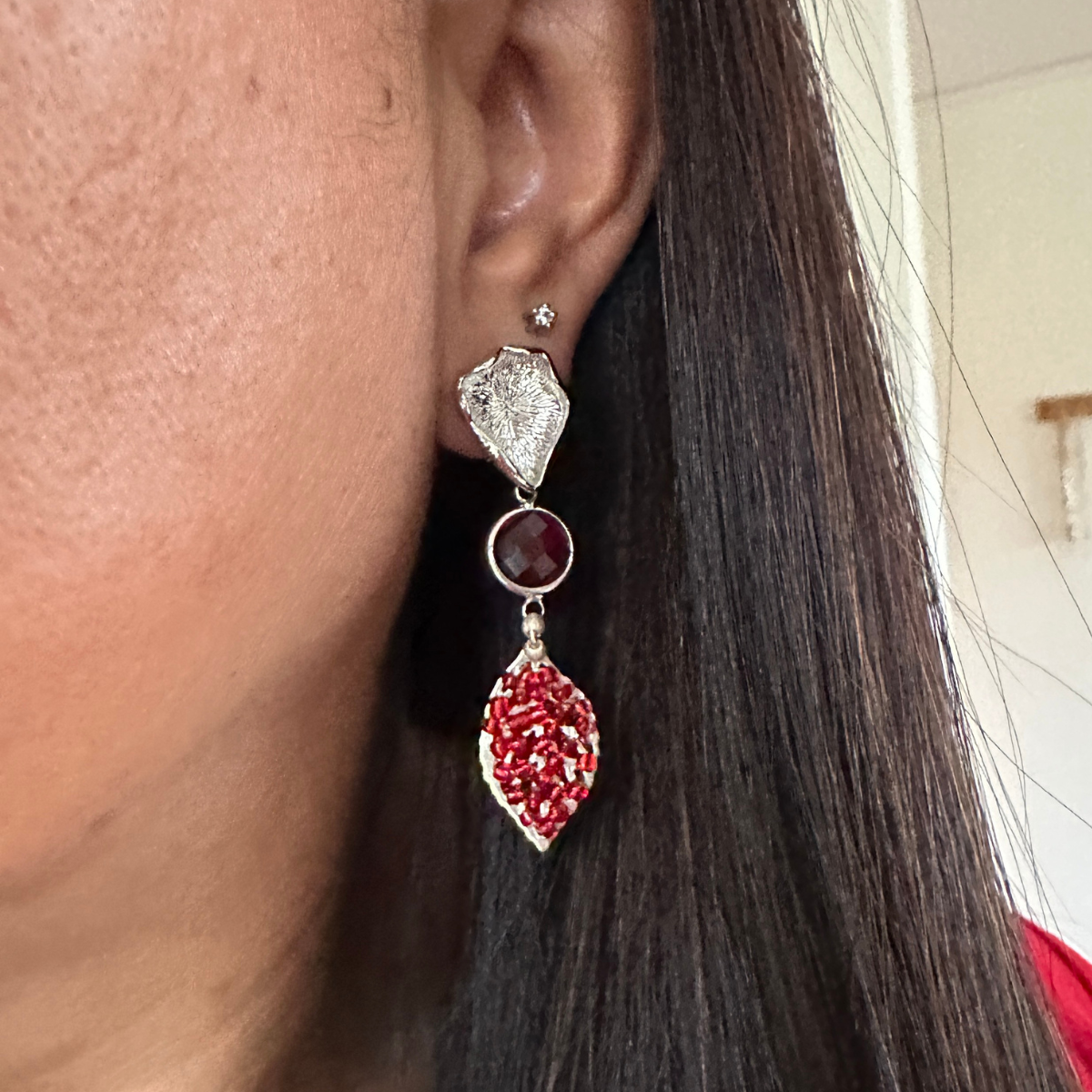 Aro base plateada cristal rojo y hoja bordada con mostacillas puestos