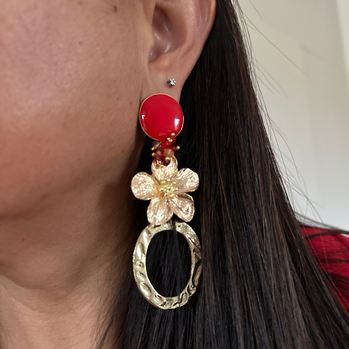 Aro base roja racimo flor y oval dorado puestos