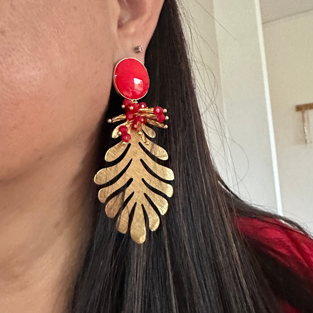 Aro base roja racimo palitos hoja dorada puestos