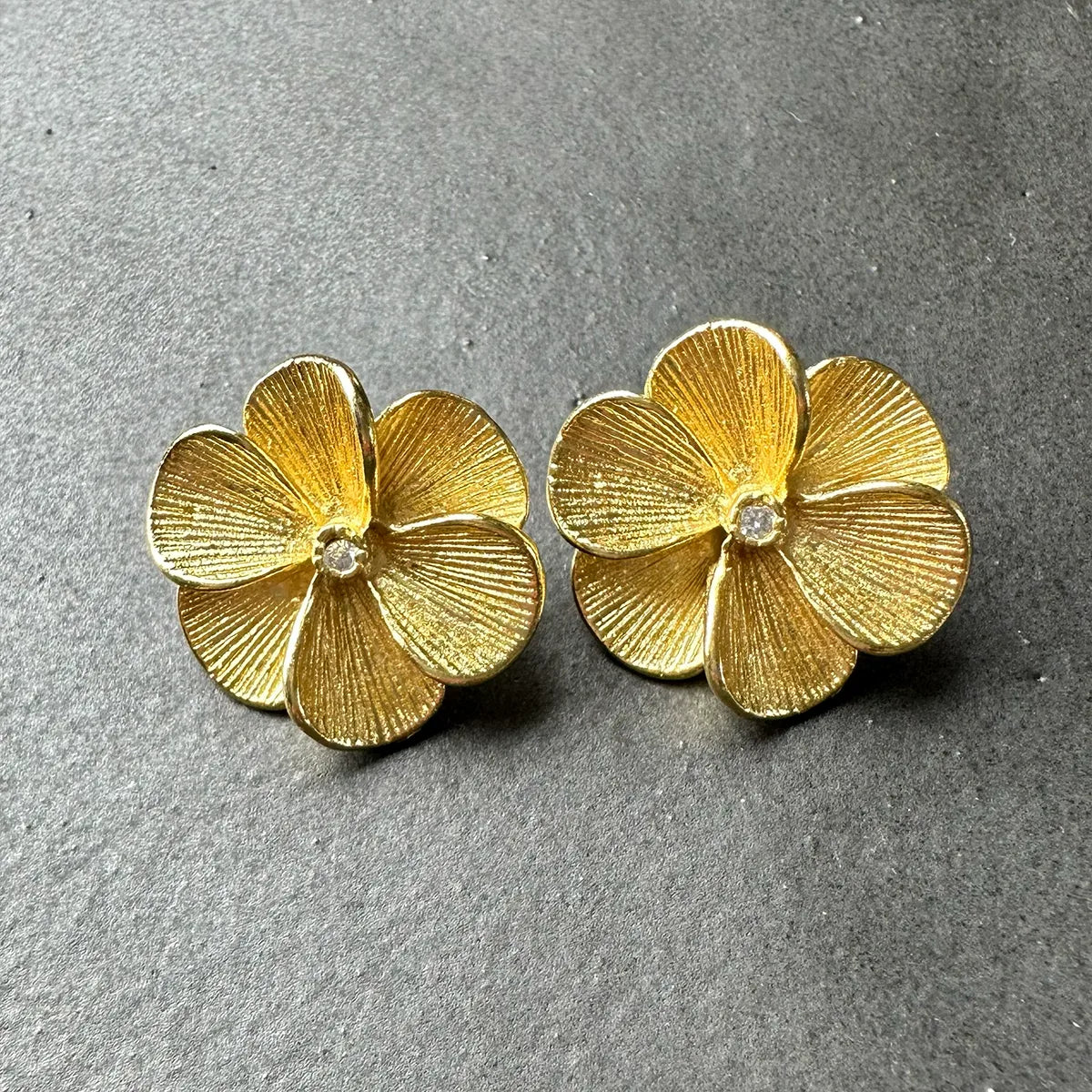 Aro de oro en flor satinada de oro