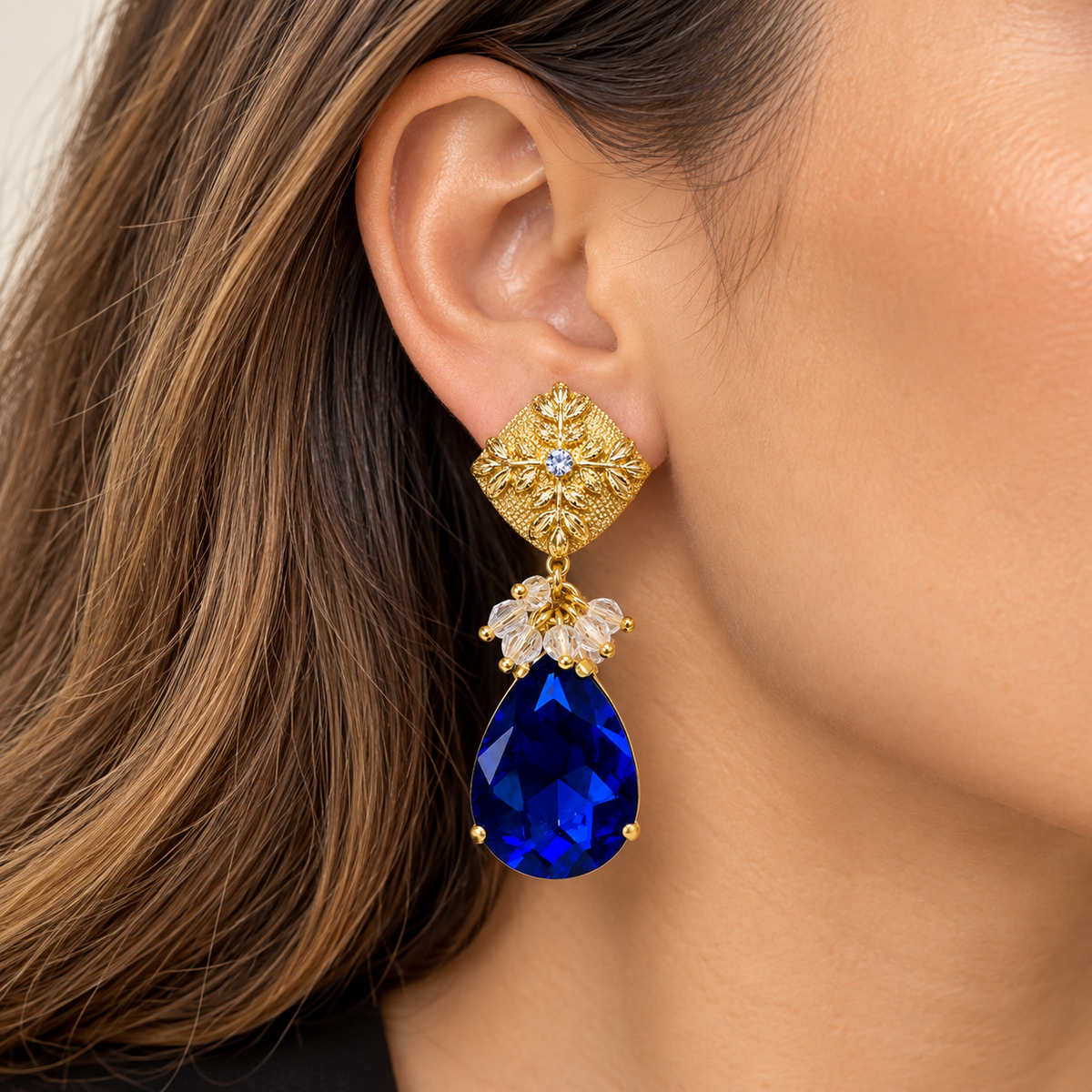 Aro dorado con cristal azul en orjja de  modelo MCJoyas