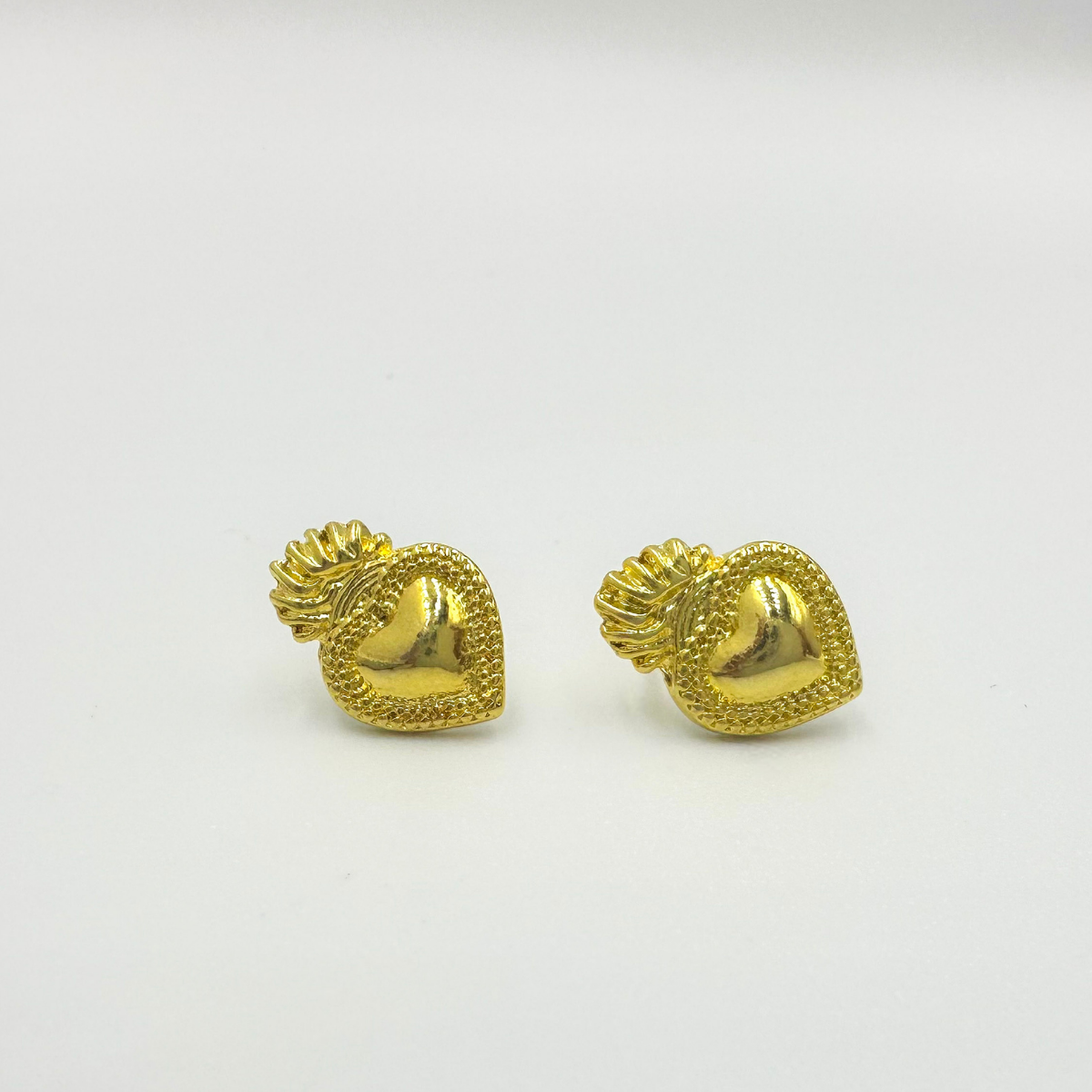 Aros Corazón Detente dorados con diseño de corazón en relieve y detalles de inspiración vintage..