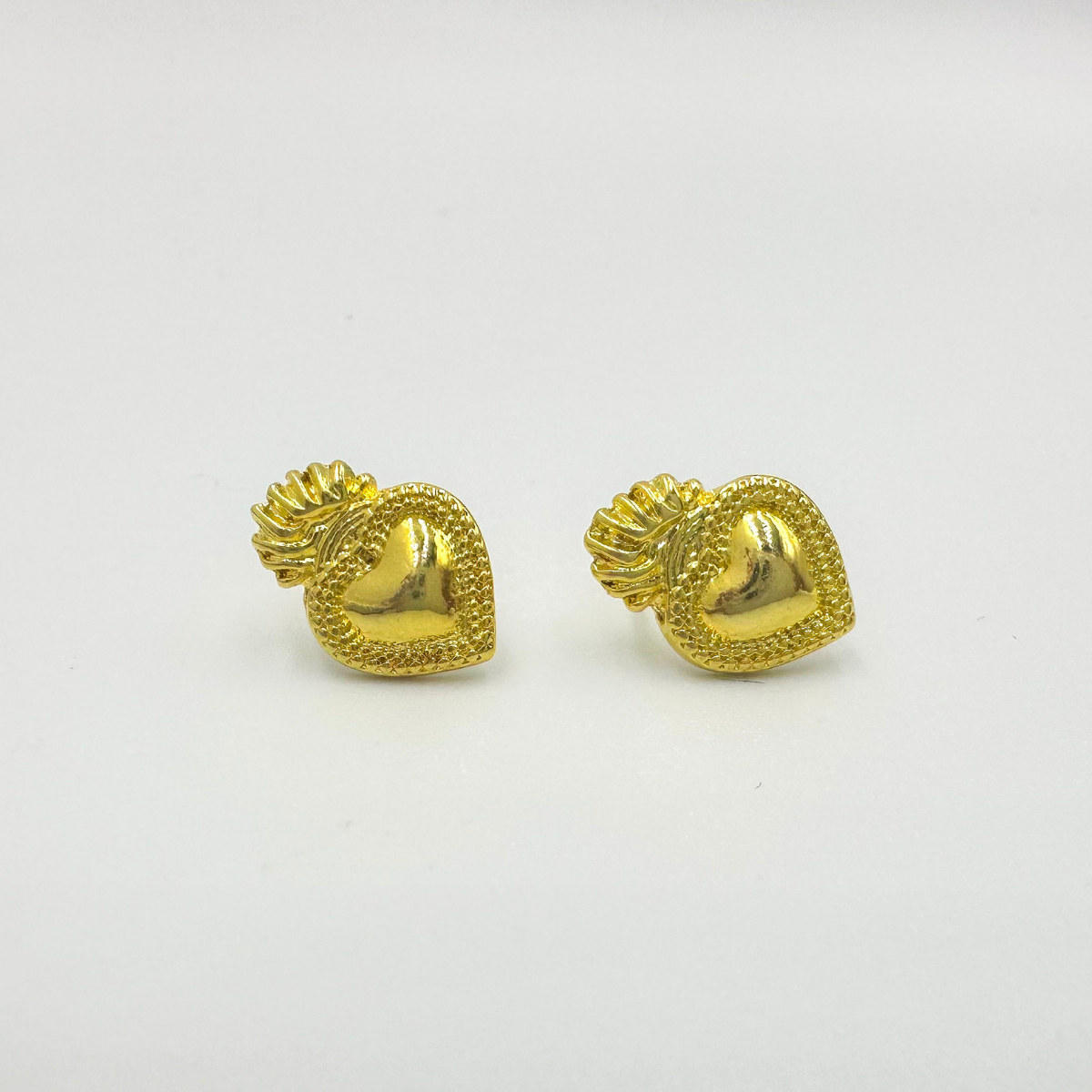 Aros Corazón Detente dorados con diseño de corazón en relieve y detalles de inspiración vintage.
