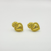 Aros Corazón Detente dorados con diseño de corazón en relieve y detalles de inspiración vintage.