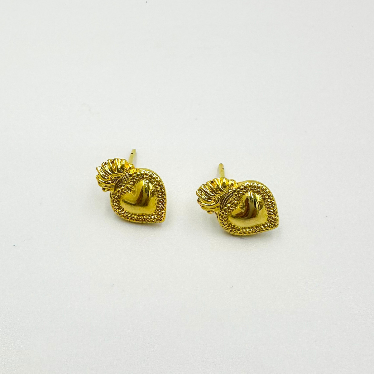 Aros Corazón Detente dorados con diseño de corazón en relieve y detalles de inspiración vintage