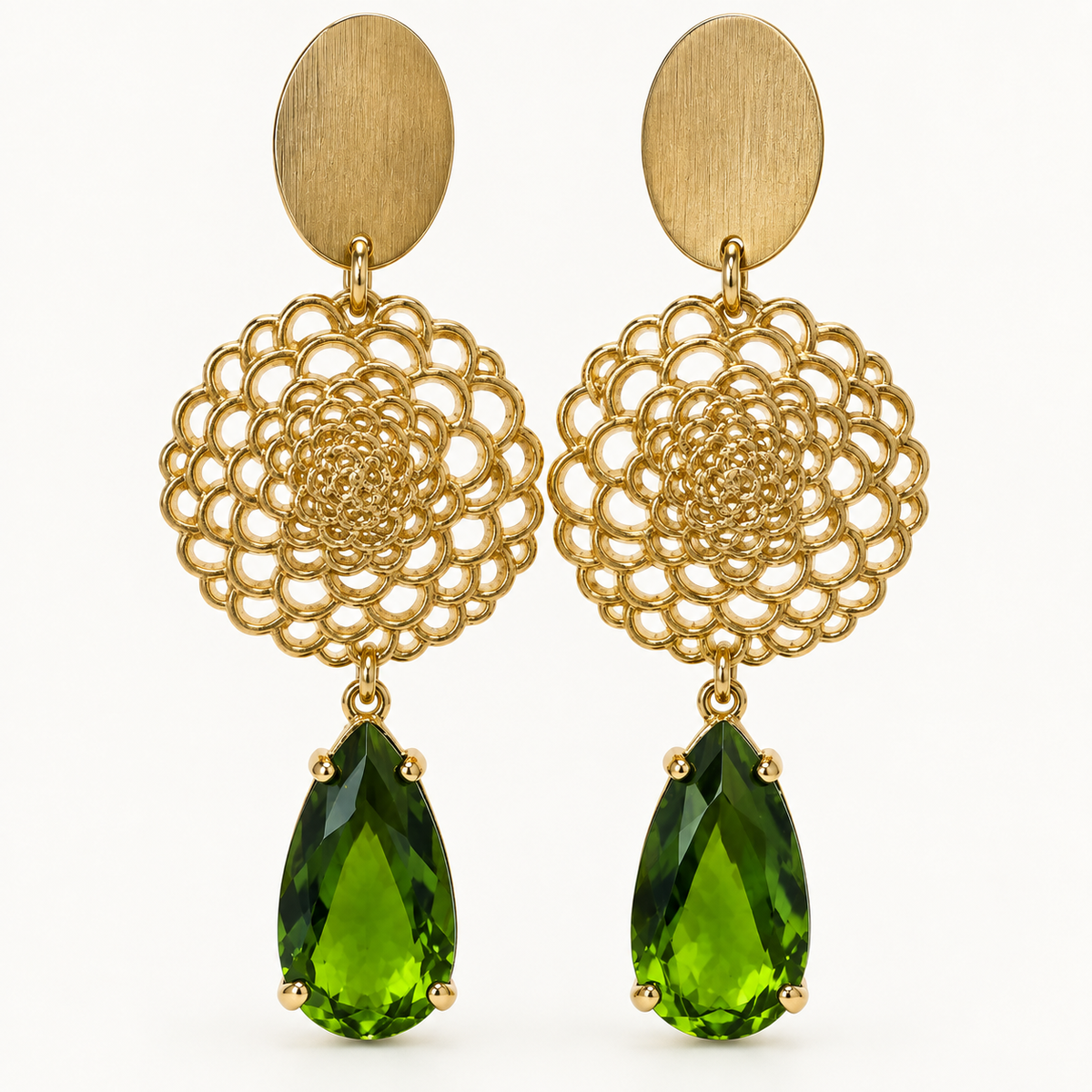 Aros Esmeralda dorados con diseño floral calado y cristal verde facetado en forma de gota – MCJoyas.