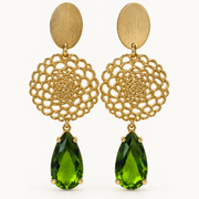 Aros Esmeralda dorados con diseño floral calado y cristal verde facetado en forma de gota – MCJoyas.
