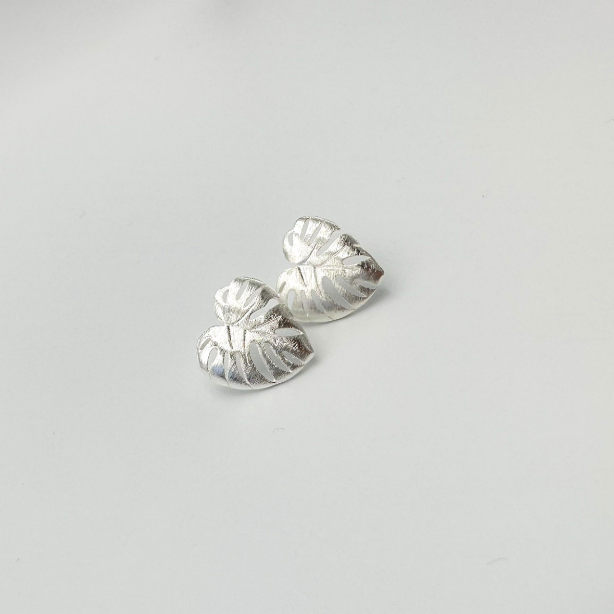 Aros Hoja Monstera Plata con diseño de hoja calada y acabado brillante – MCJoyas.