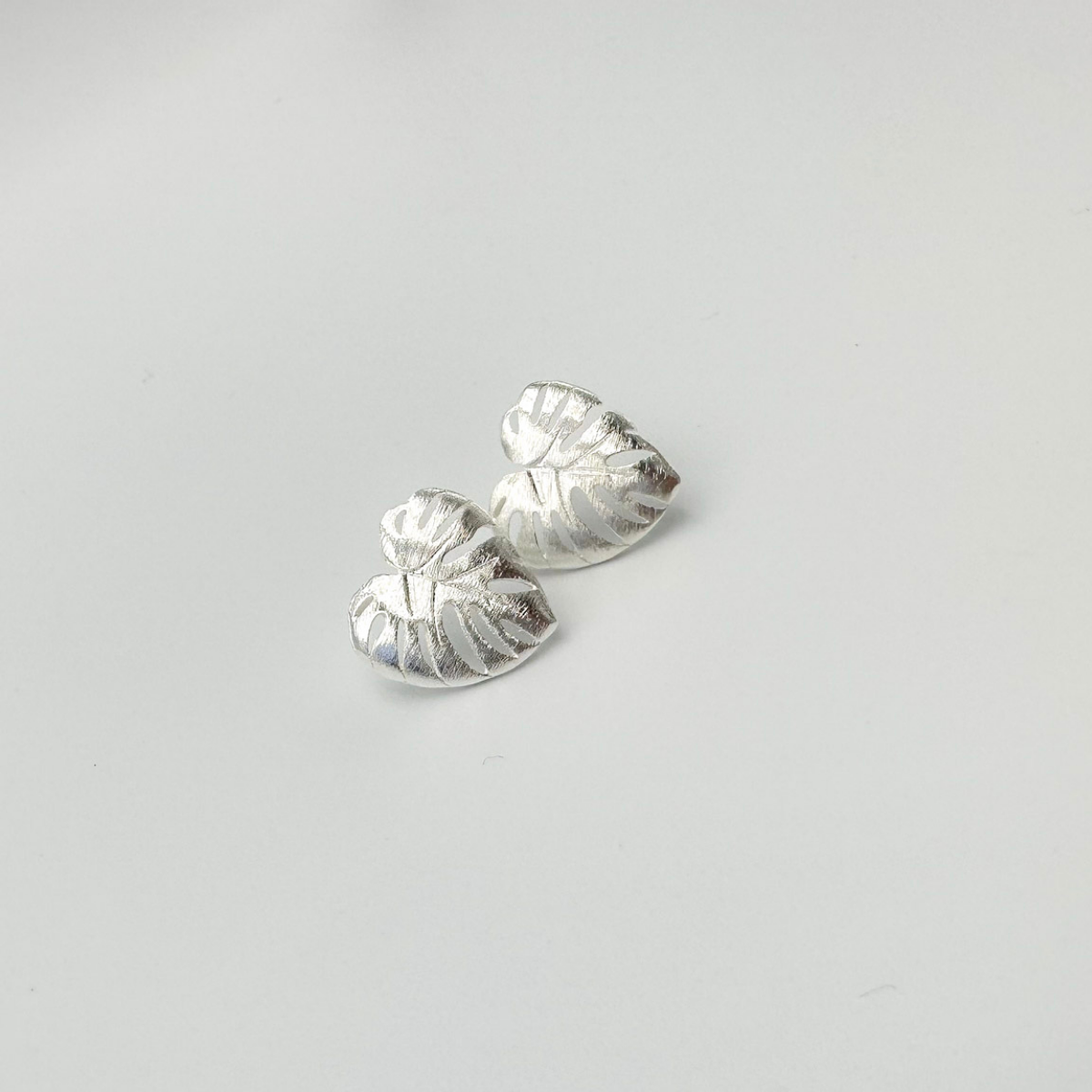 Aros Hoja Monstera Plata con diseño de hoja calada y acabado brillante – MCJoyas.1