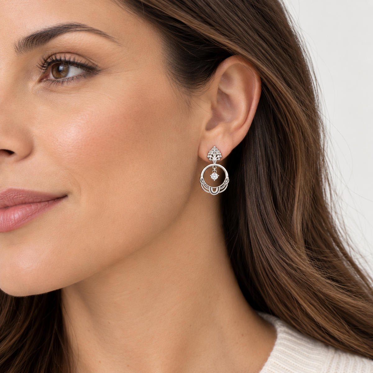 Aros Karla Plata de diseño circular con cristal brillante y detalles ornamentales en acabado plateado puestos