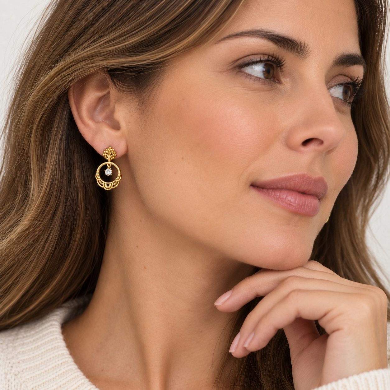 Aros Karla dorados de diseño circular con cristal brillante puestos – MCJoyas