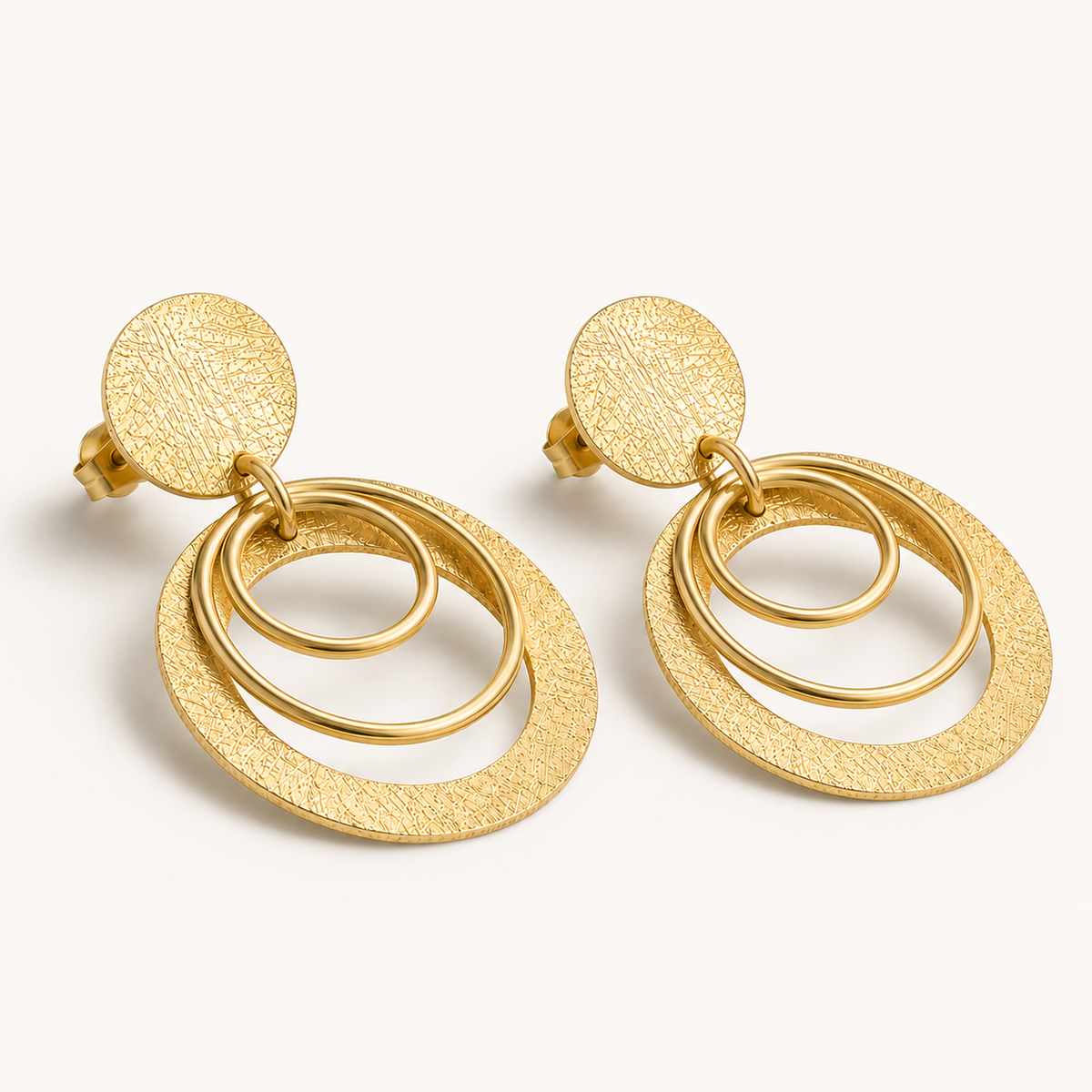 Aros Sabine Gold dorados con círculos calados y textura artesanal MCJoyas.