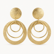 Aros Sabine Gold dorados con círculos calados y textura artesanal MCJoyas