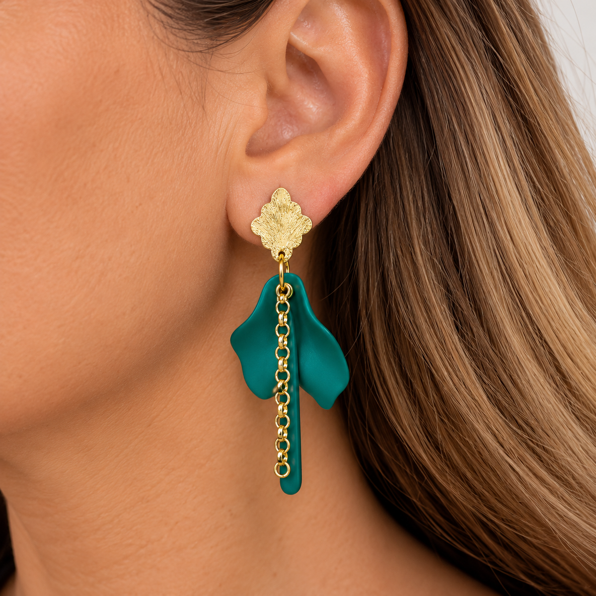 Aros de autor MCJoyas con base dorada texturizada, piezas colgantes turquesa de forma orgánica y delicadas cadenas doradas.