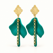 Aros de autor MCJoyas con base dorada texturizada, piezas colgantes turquesa de forma orgánica y delicadas cadenas doradas