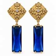 Aros dorados con base floral y cristal azul facetado rectangular MCJoyas