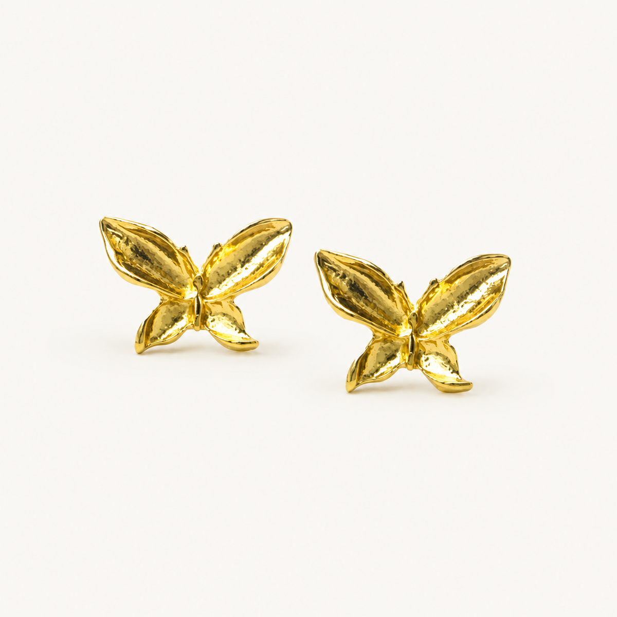 Aros dorados con diseño de mariposa brillante – MCJoyas