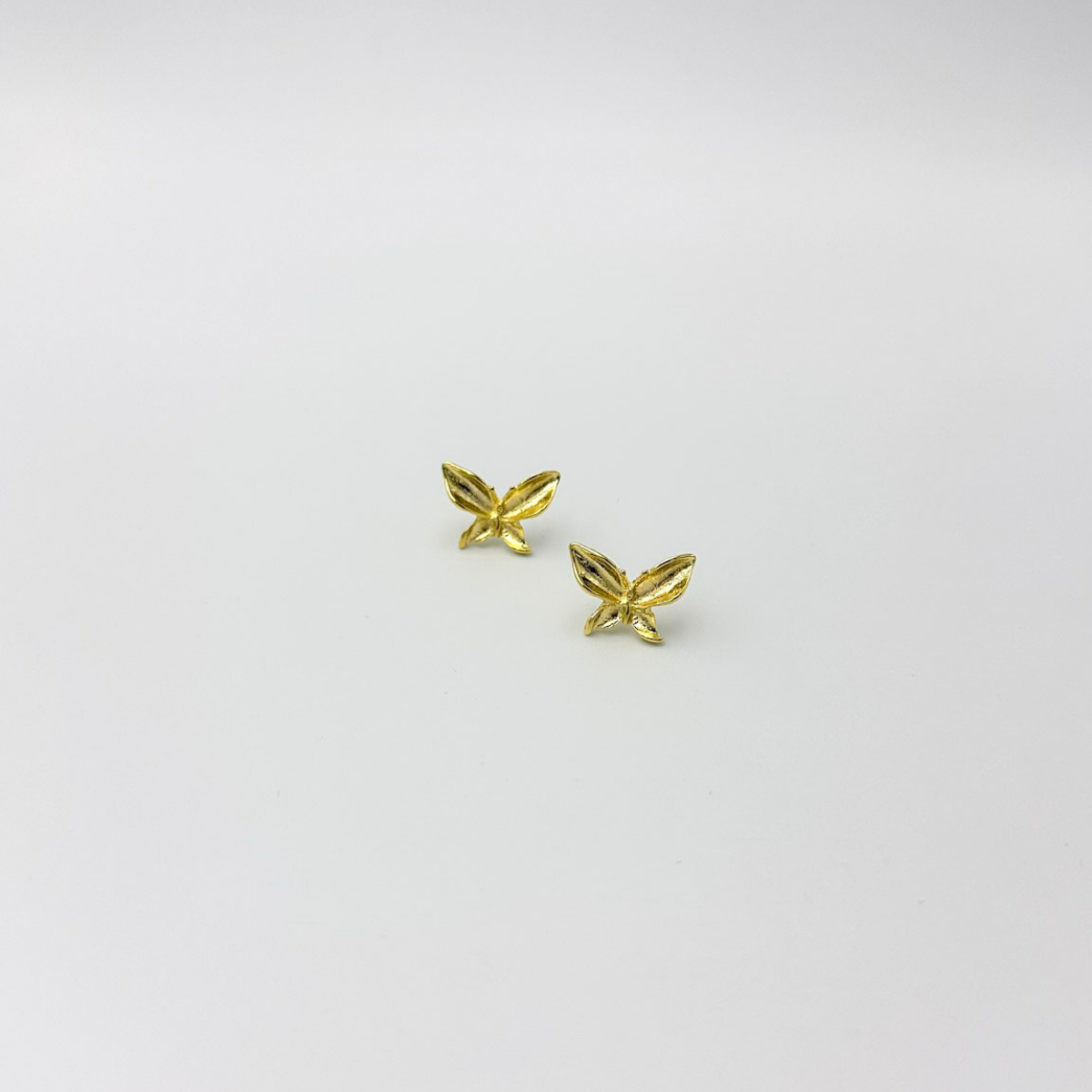 Aros dorados con diseño de mariposa brillante – MCJoyas1