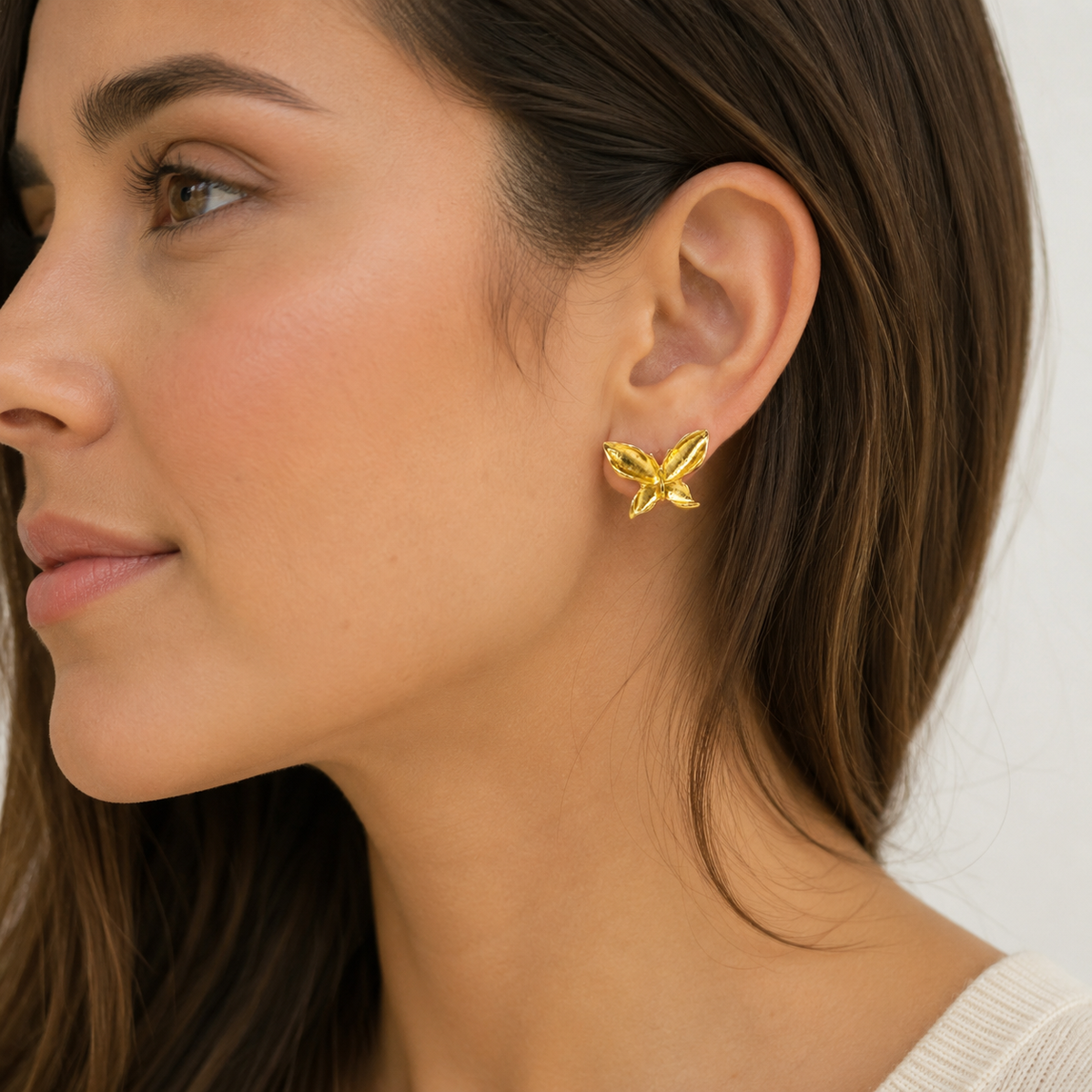 Aros dorados con diseño de mariposa brillante – MCJoyas puestos
