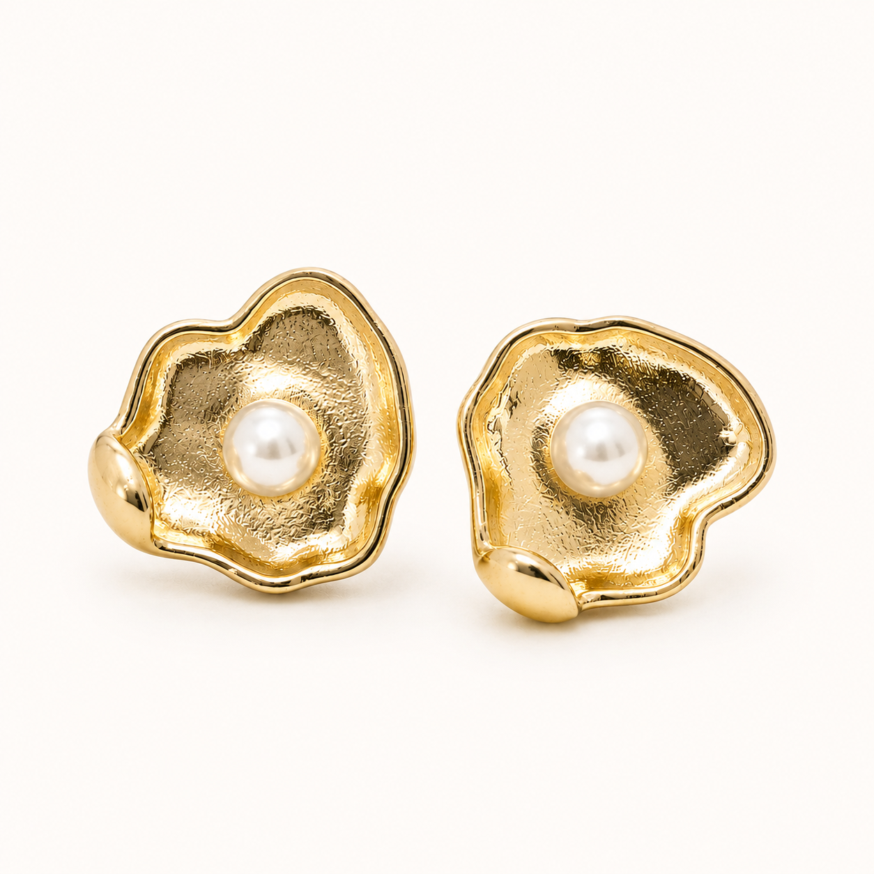 Aros dorados de diseño orgánico con perla central – MCJoyas.