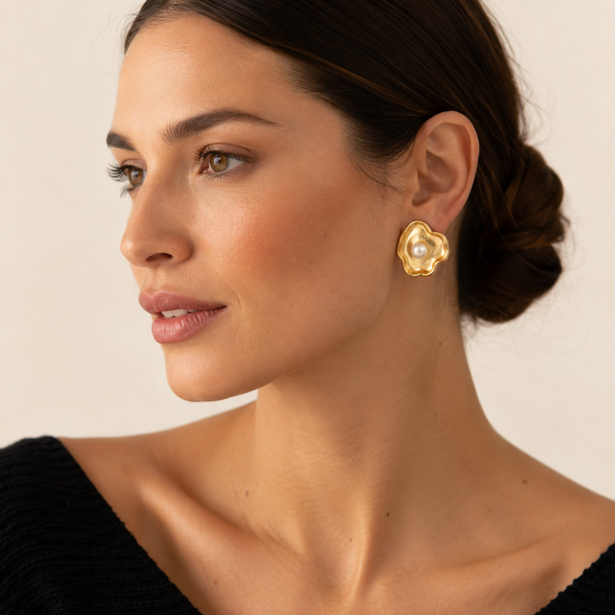 Aros dorados de diseño orgánico con perla central – MCJoyas1