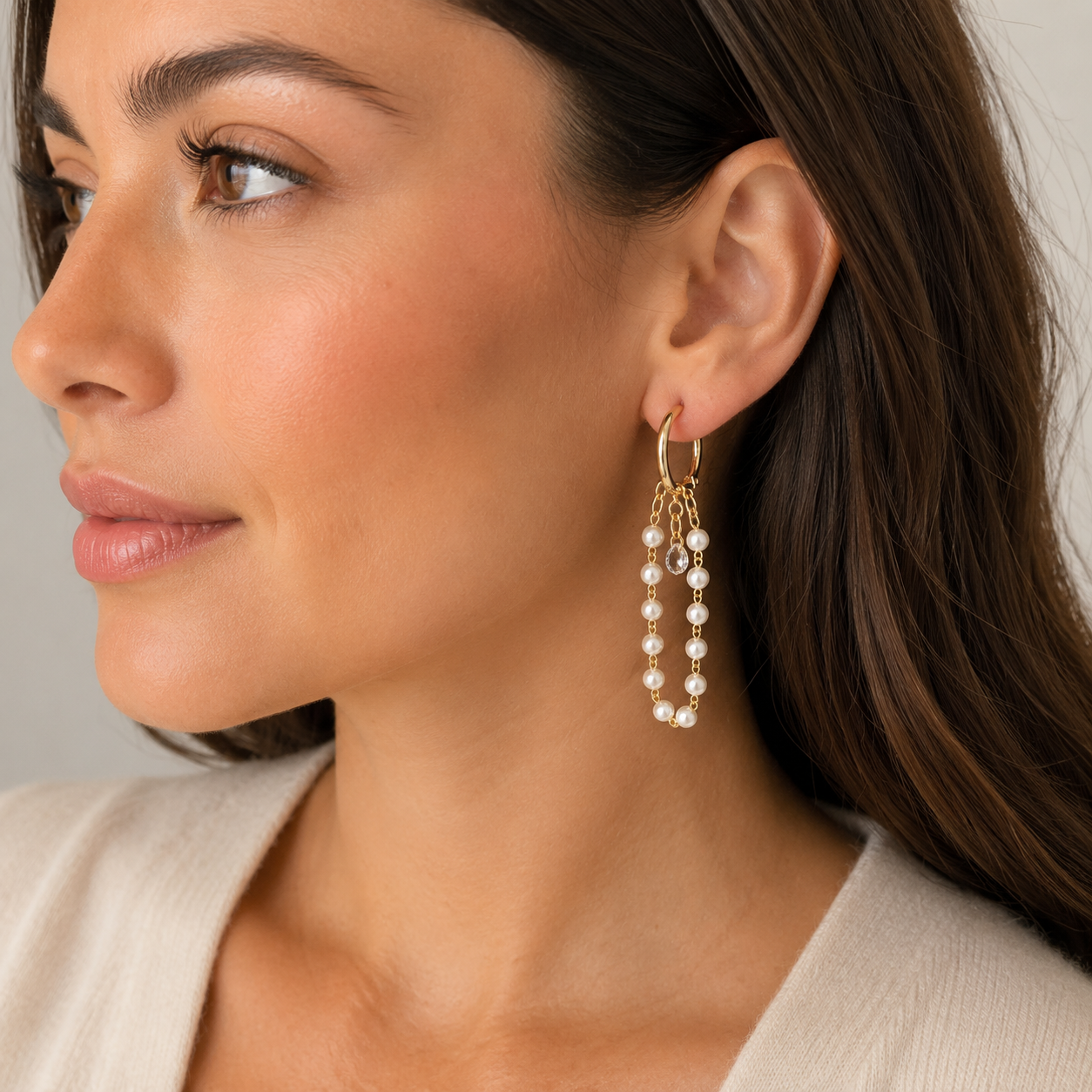 Aros dorados largos con perlas blancas y cristal brillante, diseño elegante y femenino MCJoyas