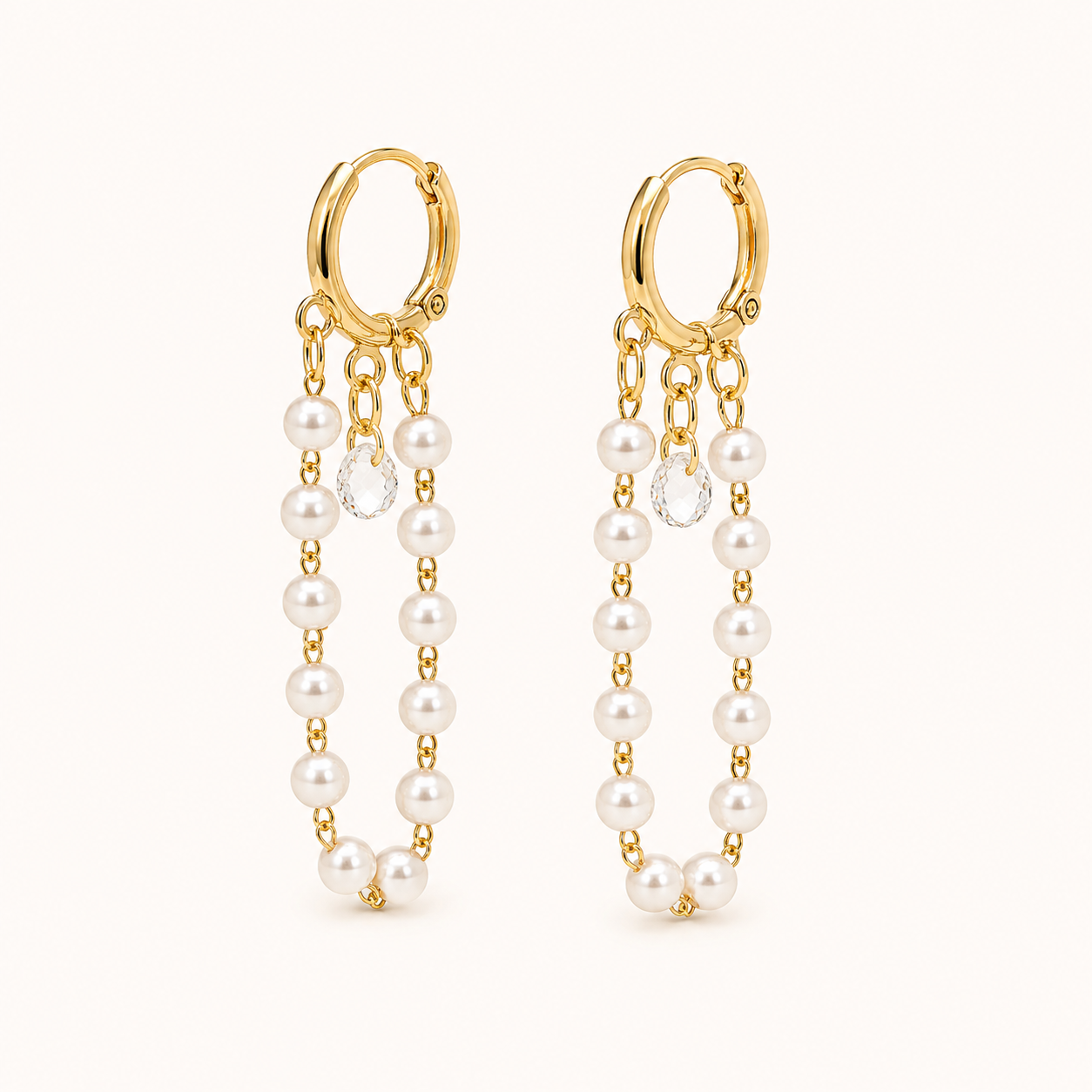 Aros dorados largos con perlas blancas y cristal brillante, diseño elegante y femenino MCJoyas1
