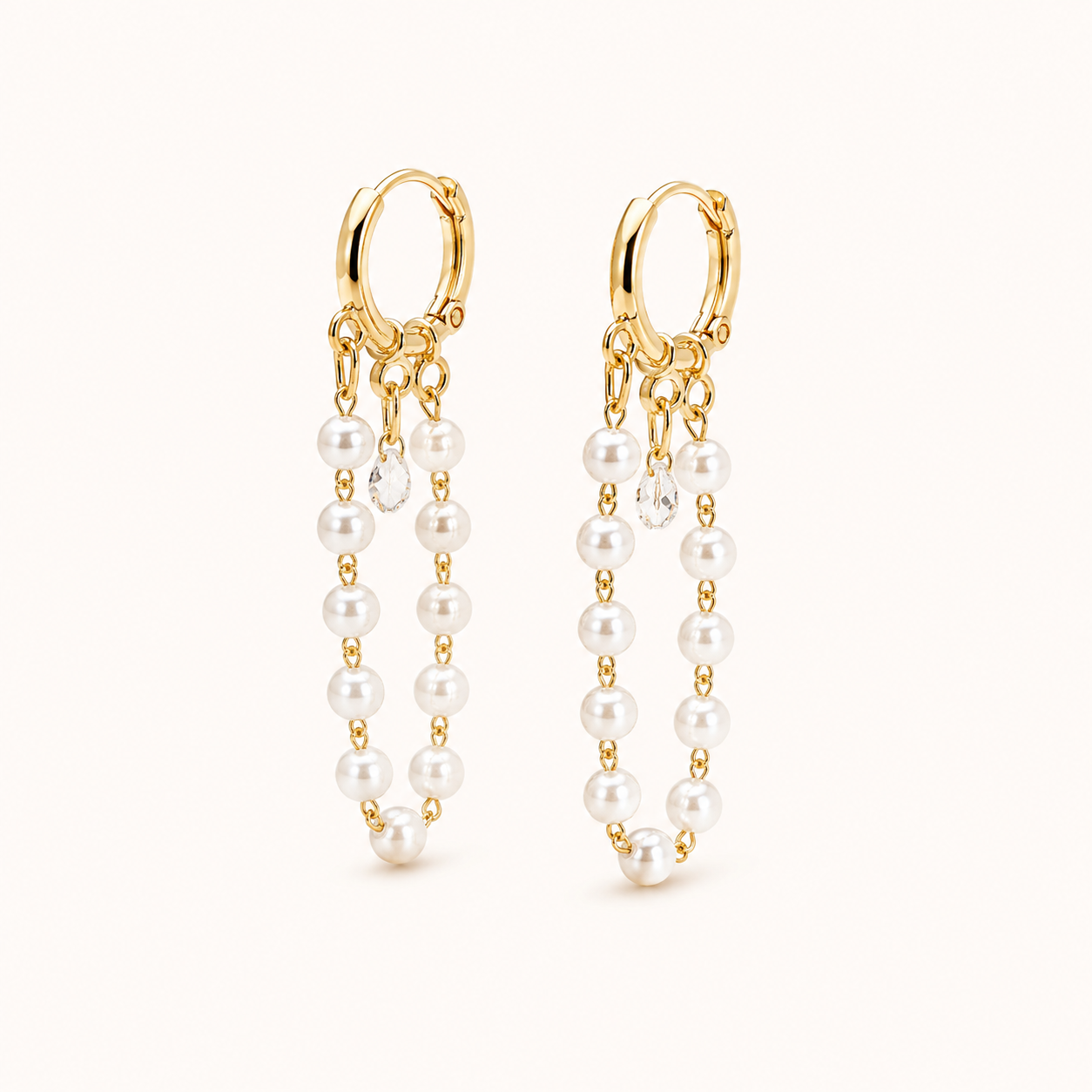 Aros dorados largos con perlas blancas y cristal brillante, diseño elegante y femenino MCJoyas2