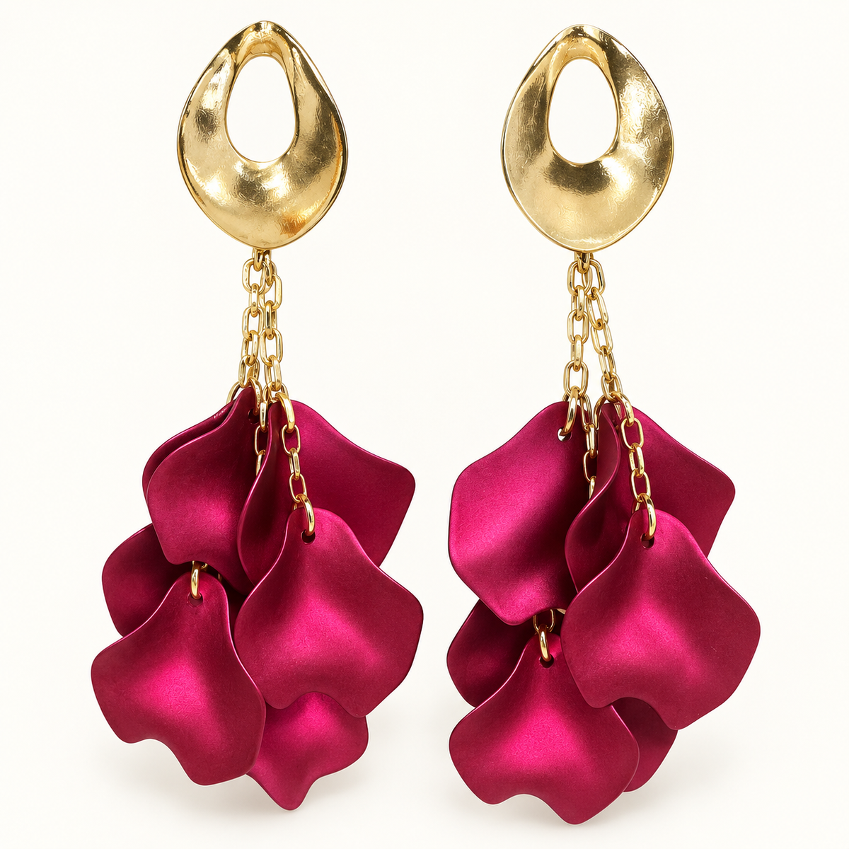 Aros largos de pétalos magenta con cadenas y base dorada MCJoyas