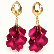 Aros largos de pétalos magenta con cadenas y base dorada MCJoyas