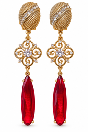 Aros largos dorados con cristal rojo alargado y detalles de cristales transparentes, MCJoyas.