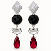 Aros largos plateados con cristales facetados negro, transparente y rojo en forma de gota.