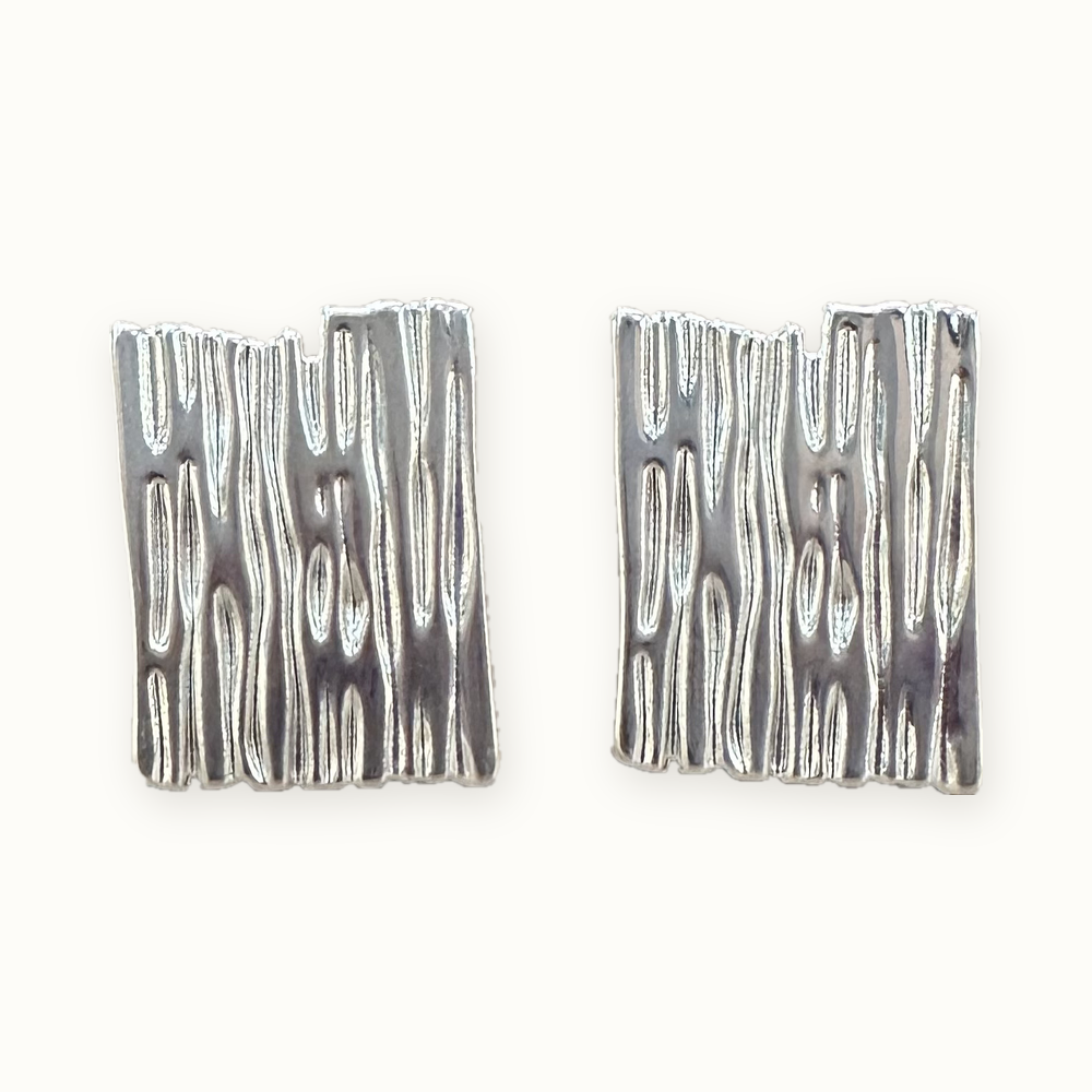 Aros plateados rectangulares con textura orgánica en relieve y acabado brillante MCJoyas