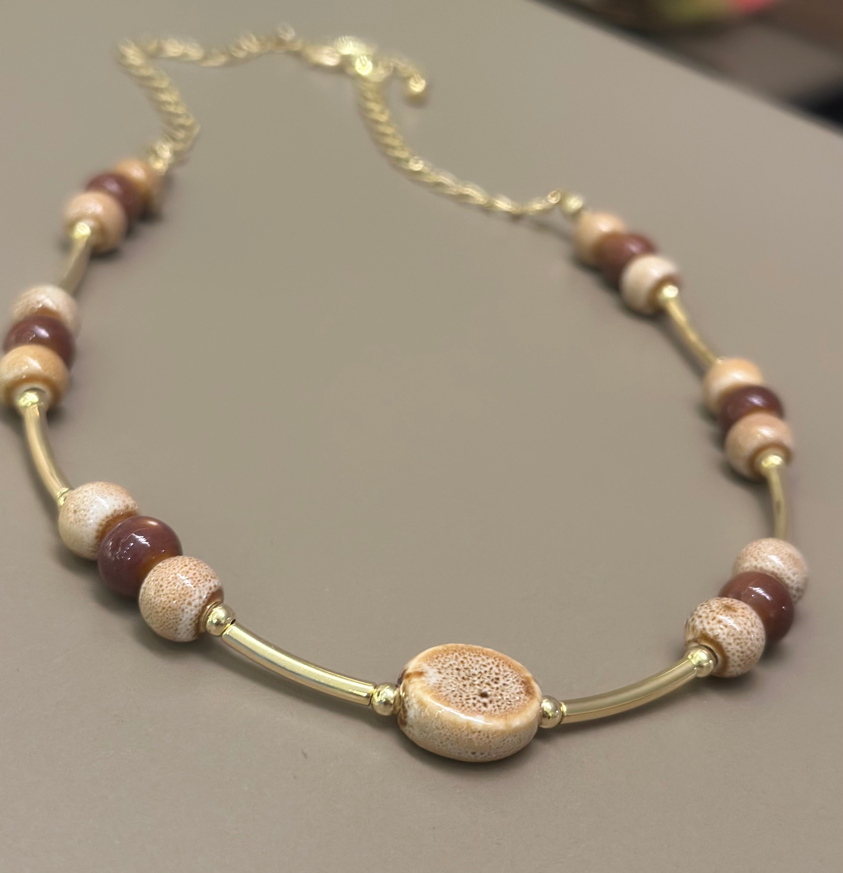 Collar cafe ceramica y palitos de oro